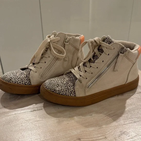 Universal Thread Cream and Orange Sneakers - Picture 2 of 8